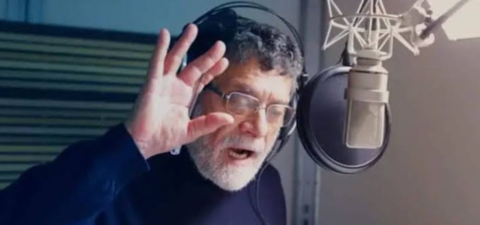 Carlo Valli in sala di doppiaggio